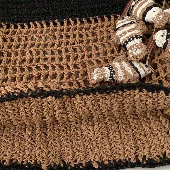 Adorable Raffia Tote Bag with Fish  Charms. NWT - Picture 3 of 5